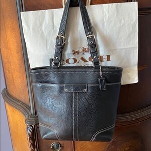 Coach leather purse #D1072 pre-owned, still in good condition